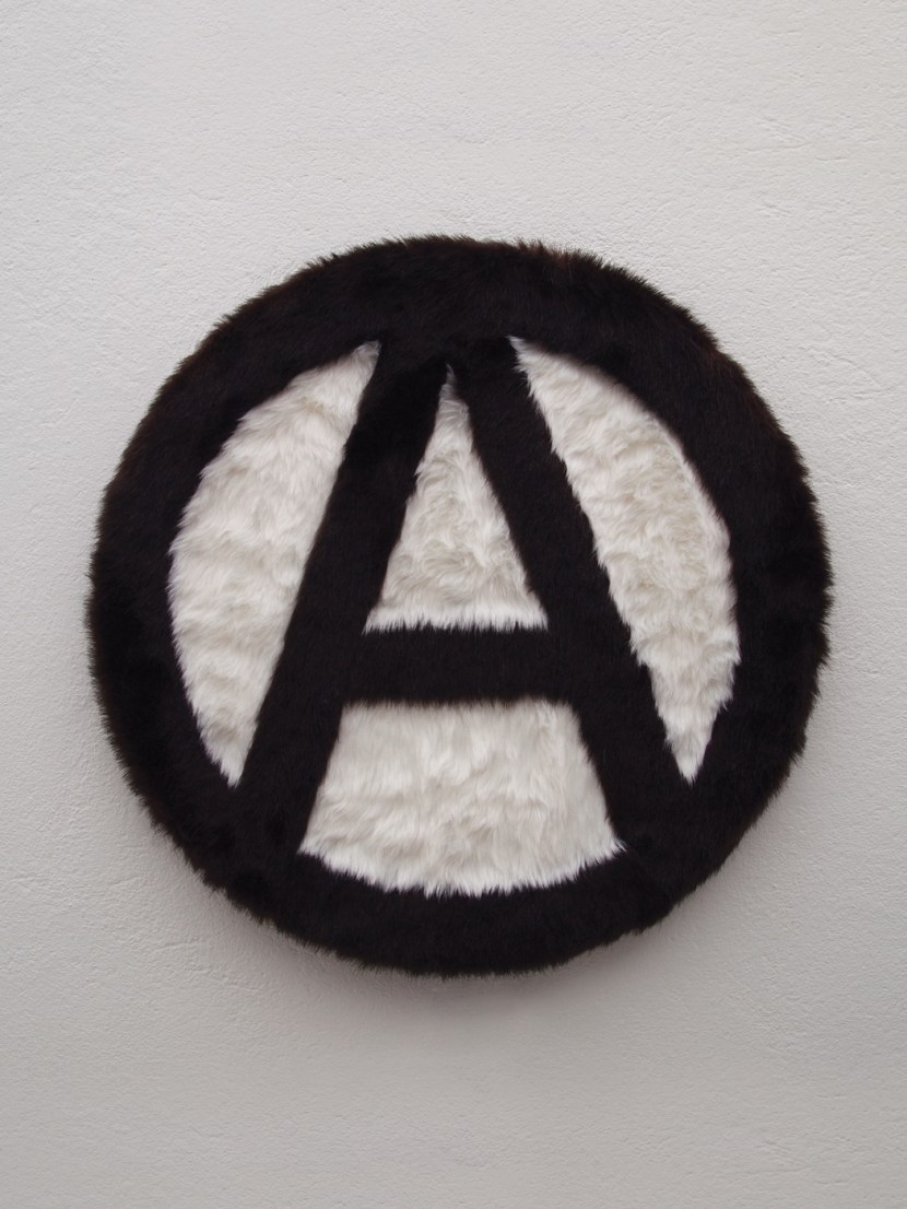 mauro-cuppone_anarchy-in-fur_visone_mink_fur_contemporary-art_meret-oppenheim_2015v