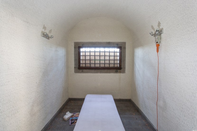 tengo-na-minchia-tanta_mauro-cuppone_contemporary-art_jail_frank-zappa_mental-hospital_limitation-of-freedom_pencil_wall_2016-1